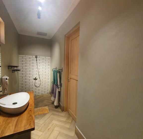 Четырехместный номер Премиум, Boulevard Inn Mt Meru