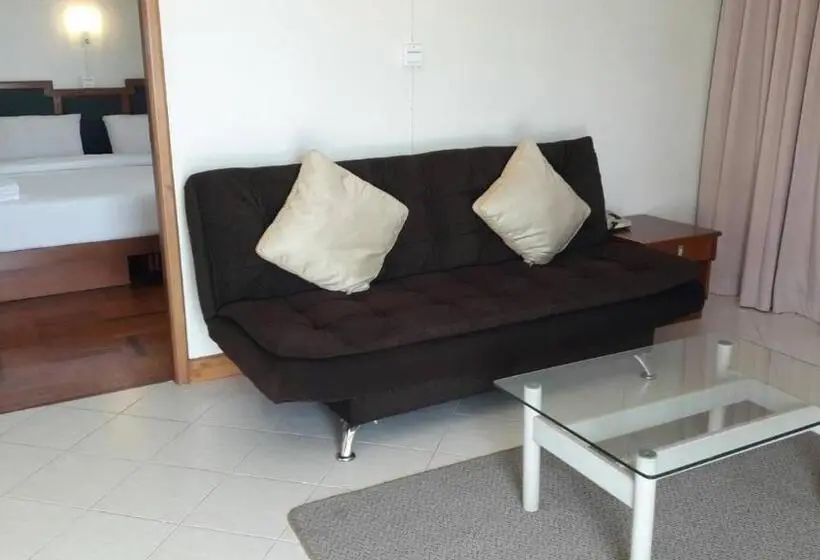 سوییت لوکس, Paradorn Inn