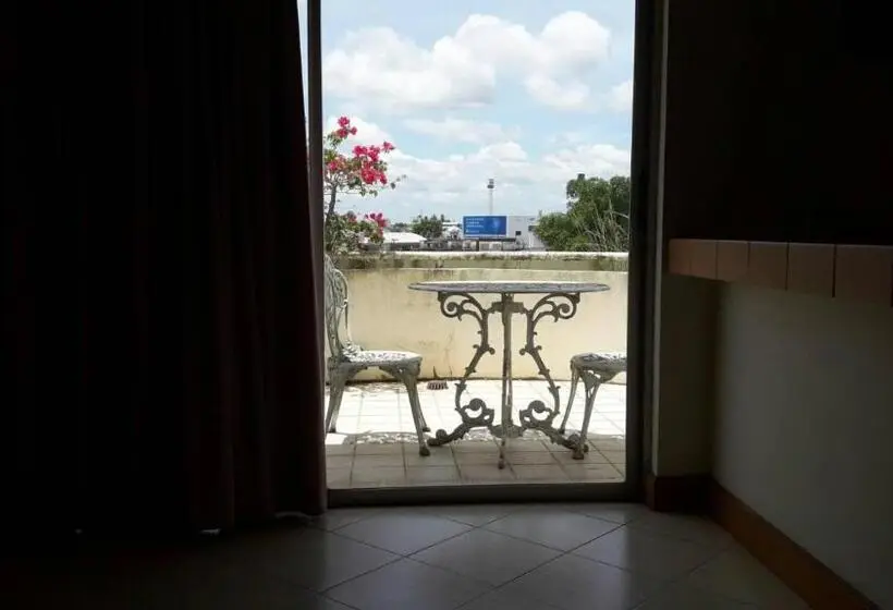 سوییت لوکس, Paradorn Inn