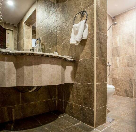 חדר סטודיו סטנדרד, Eastward