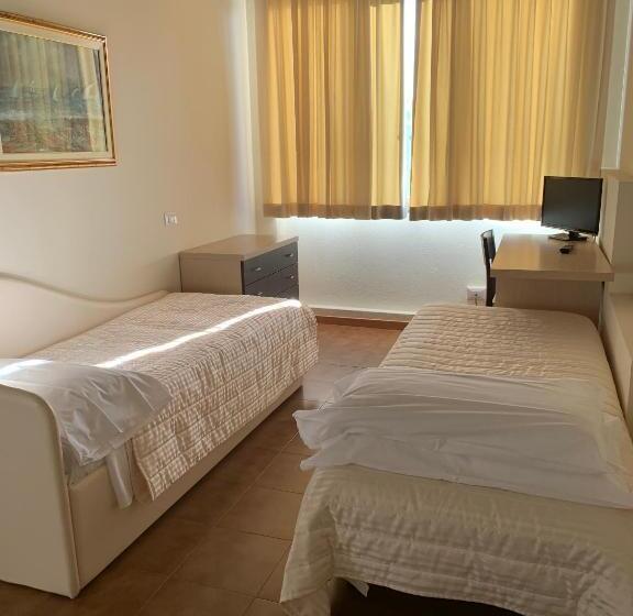 جناح جونيور, G&d Hotel Deanna Golf