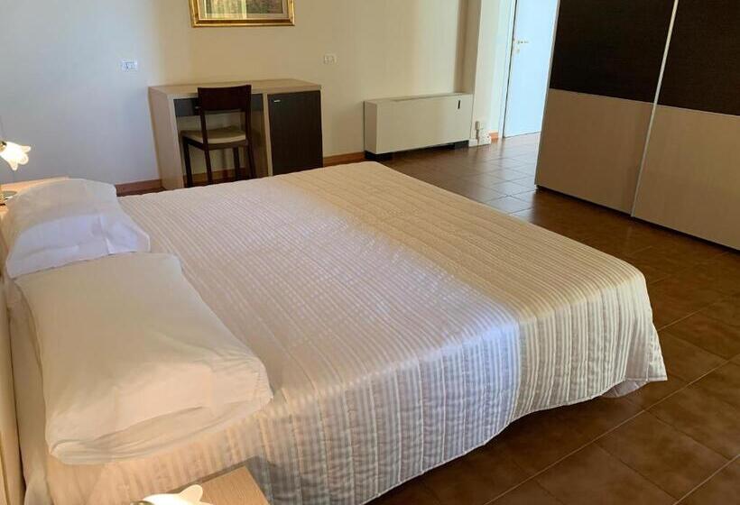 جناح جونيور, G&d Hotel Deanna Golf