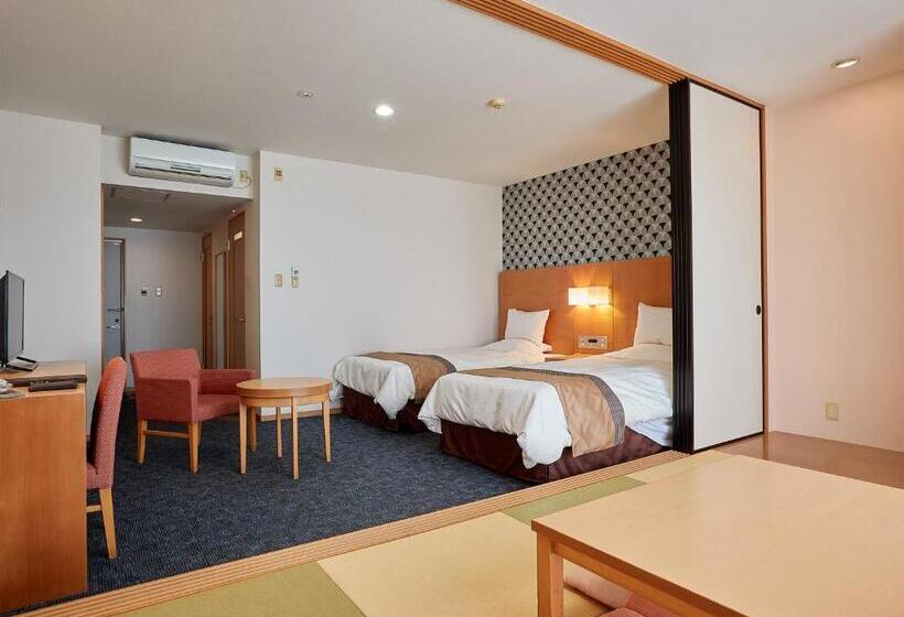 חדר משפחתי, Murasakimura