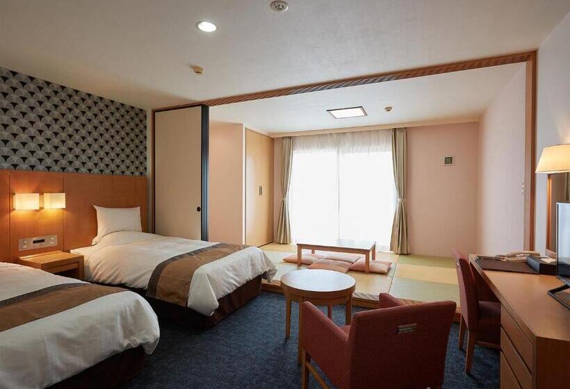 חדר משפחתי, Murasakimura