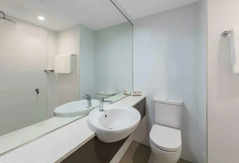 キングサイズベッドのスタンダードルーム, Travelodge Hotel Sydney Airport