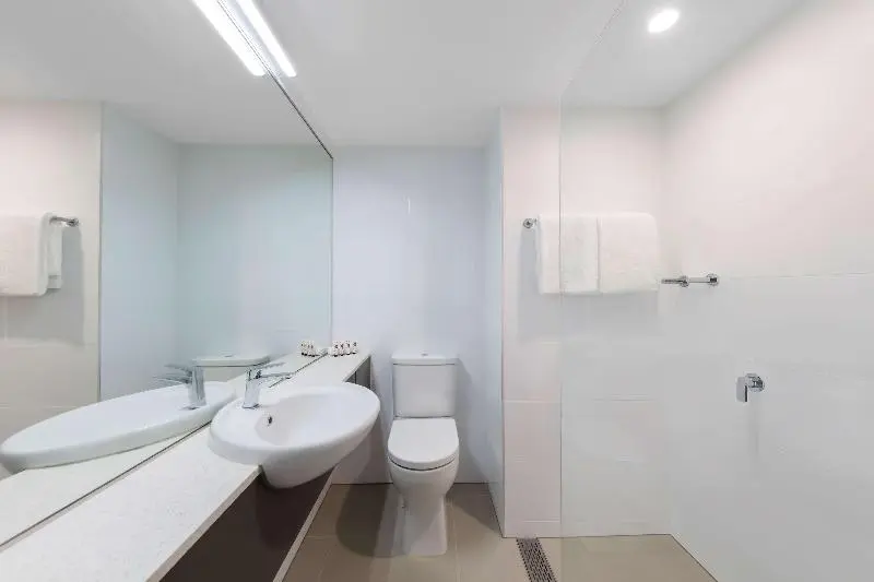 キングサイズベッドのスタンダードルーム, Travelodge Hotel Sydney Airport