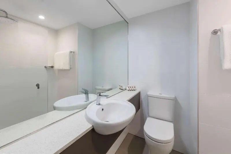キングサイズベッドのスタンダードルーム, Travelodge Hotel Sydney Airport