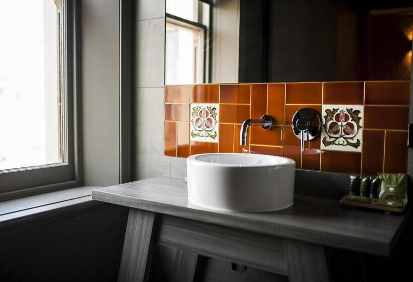 اتاق لوکس, Criterion Hotel Sale