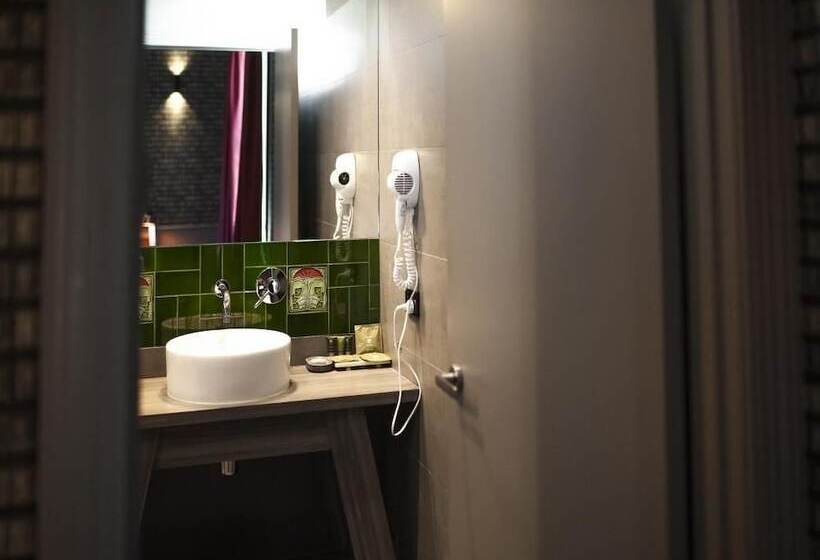 استودیوی استاندارد, Criterion Hotel Sale