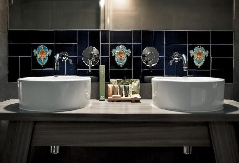 استودیوی استاندارد, Criterion Hotel Sale