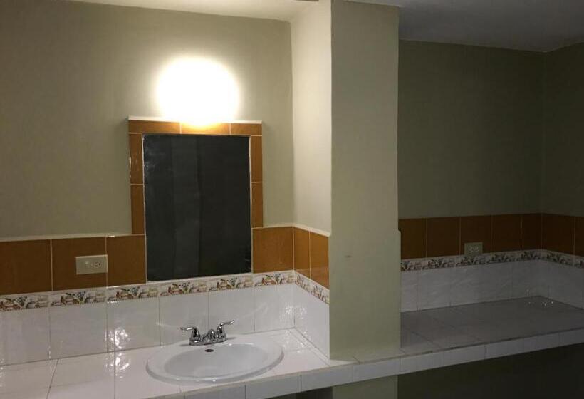 スタンダード4人部屋, Conchita