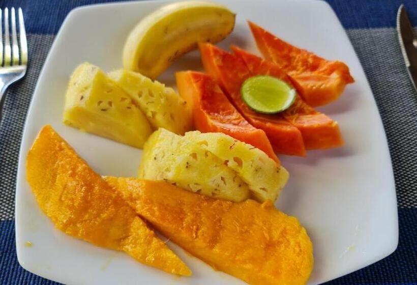 غرفة قياسية مطلّة علي البحر مزوَّدة بشُرفة, Malu Banna