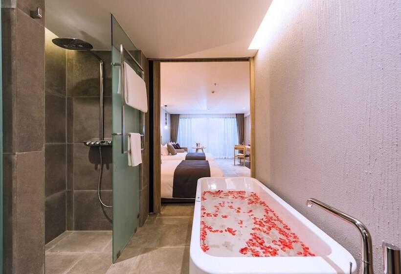 Номер Deluxe Вид на Бассейн, La Vela Khao Lak   Sha Extra Plus