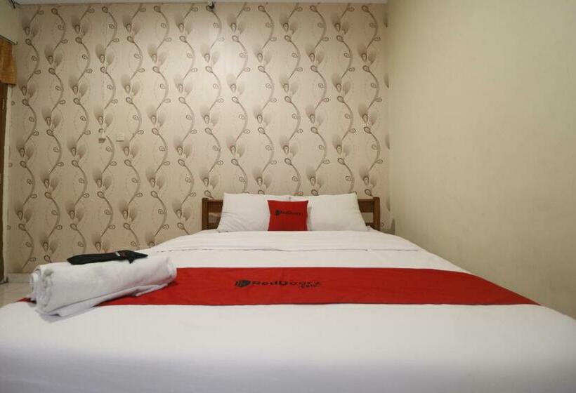 Номер Deluxe, Reddoorz Plus @ Jalan Parangtritis 2