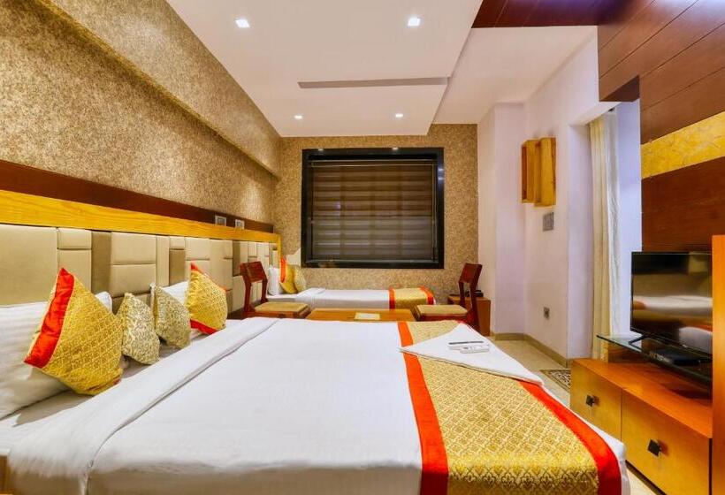 غرفة عائلية, The Ashoka