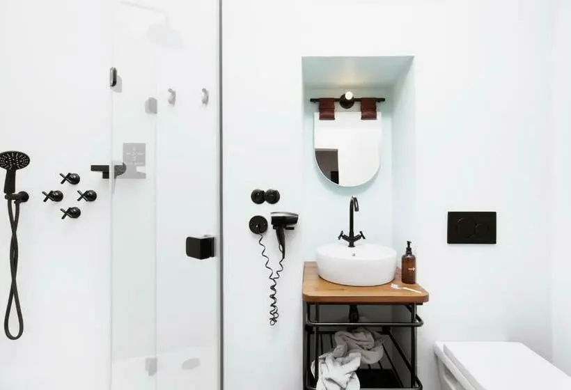 اتاق استاندارد, Long Story Short Hostel & Café