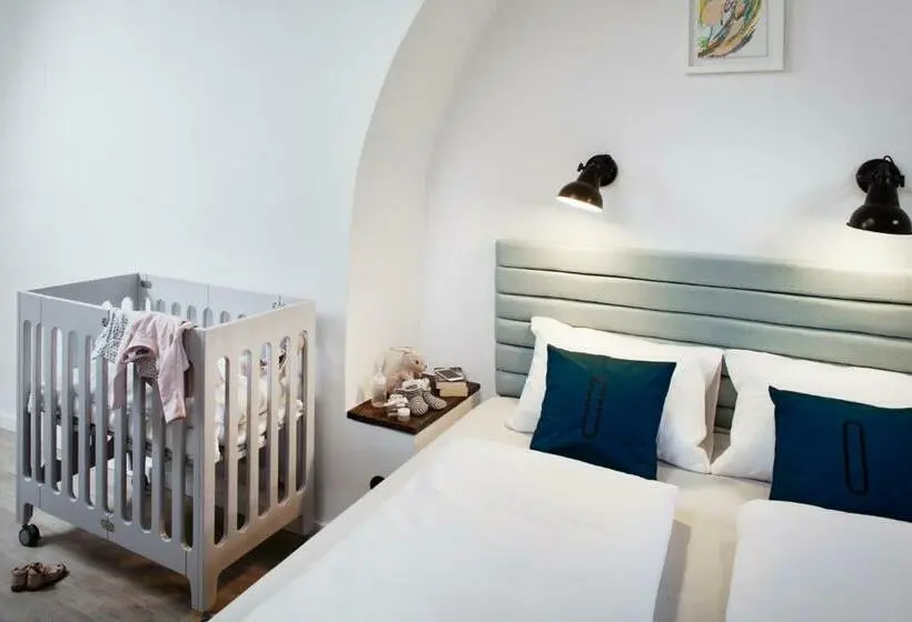 اتاق استاندارد, Long Story Short Hostel & Café
