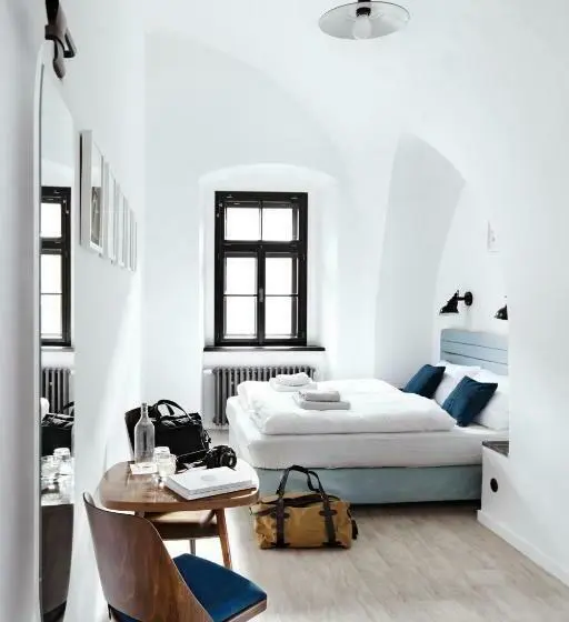 اتاق استاندارد, Long Story Short Hostel & Café