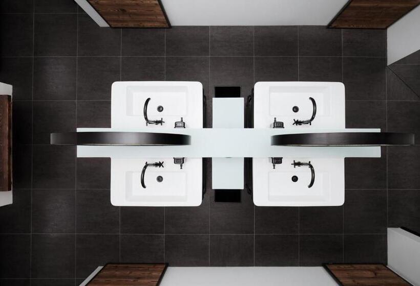 バス共有のスタンダードルーム, Long Story Short Hostel & Café