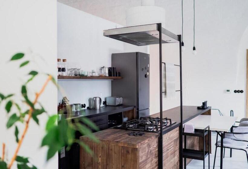 １ベッドルームアパートメント, Long Story Short Hostel & Café