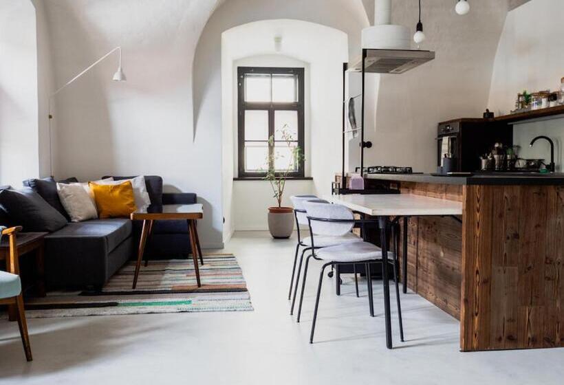 １ベッドルームアパートメント, Long Story Short Hostel & Café