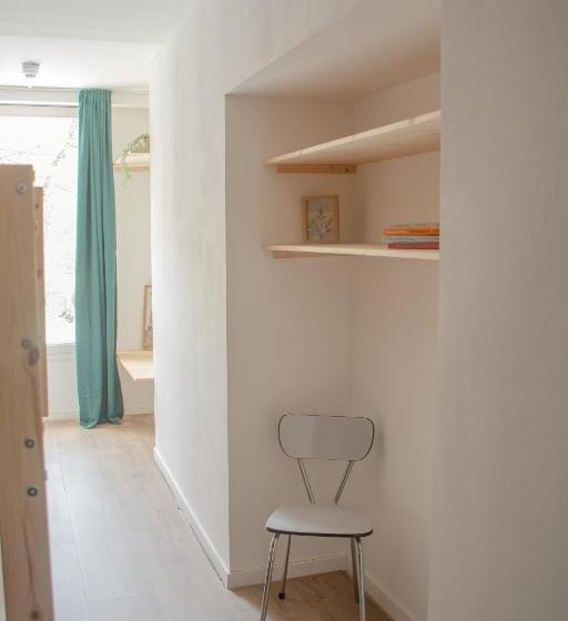 Ekonomiczny pokój czteroosobowy ze wspólną łazienką, Hostel Barbarossa