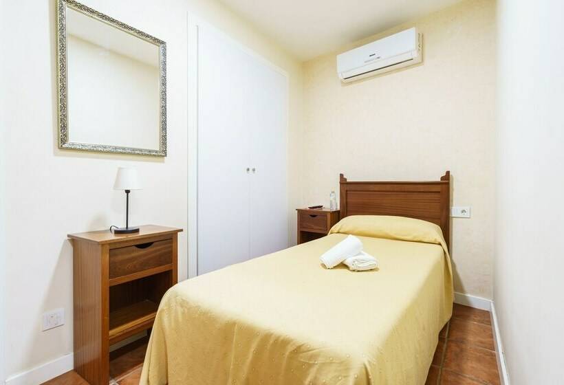 Quarto standart individual, Carlos V Jerez By Vivere Stays
