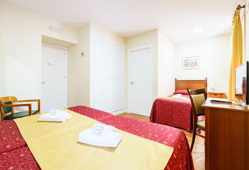 Quarto Triplo Standart, Carlos V Jerez By Vivere Stays