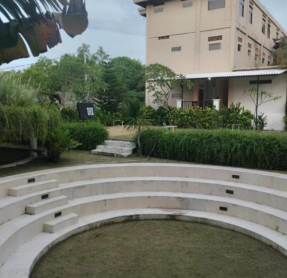 经济房, Padang Padang Inn