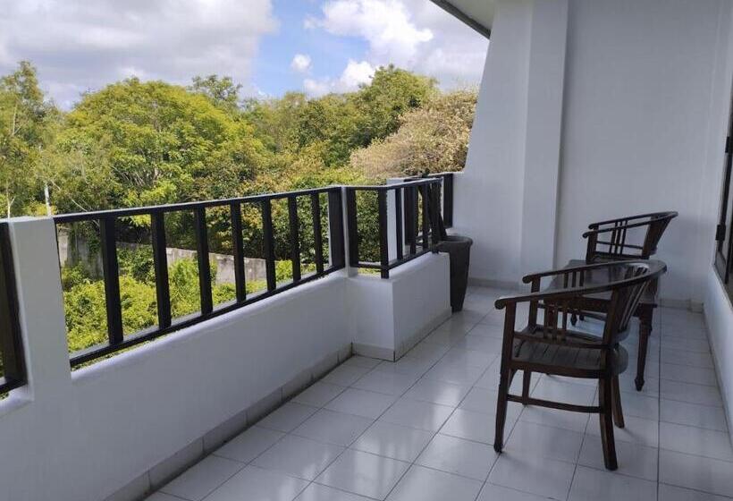 经济房, Padang Padang Inn