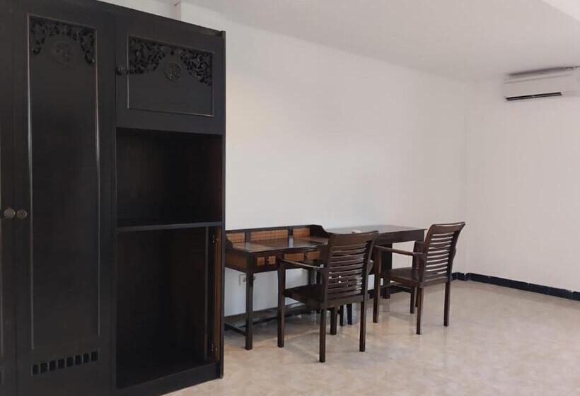 经济房, Padang Padang Inn