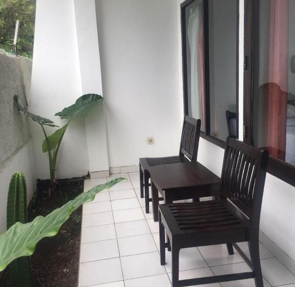 经济房, Padang Padang Inn