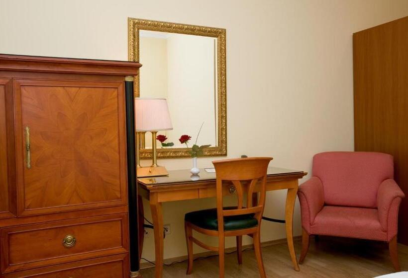 标准三人间, Zachs