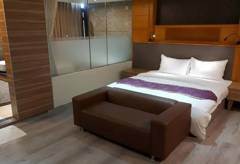 اتاق استاندارد, Jungle City Motel