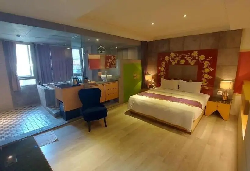 اتاق لوکس, Jungle City Motel