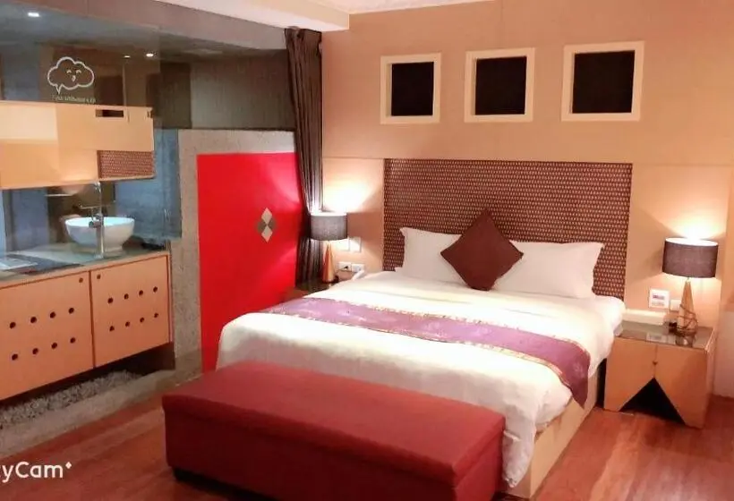 اتاق لوکس, Jungle City Motel
