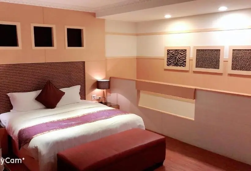 اتاق لوکس, Jungle City Motel
