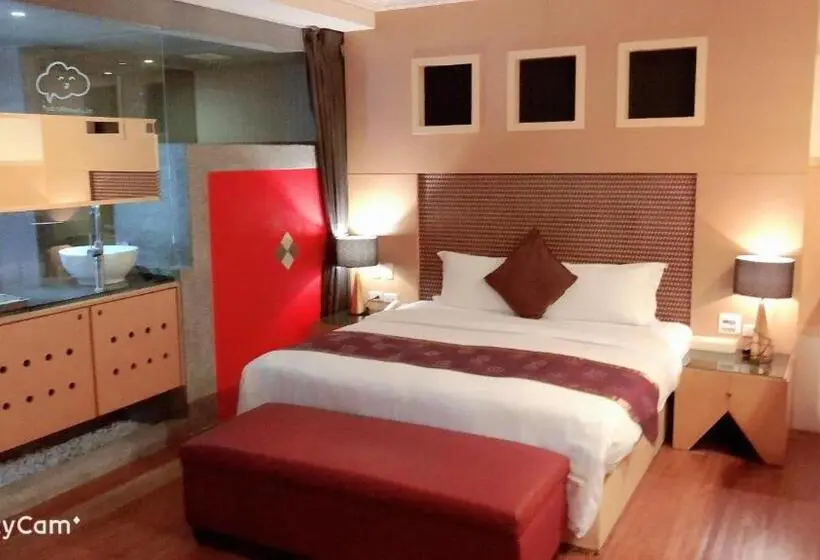 اتاق لوکس, Jungle City Motel
