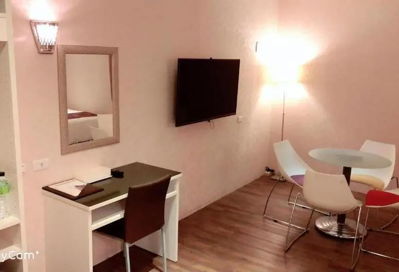اتاق استاندارد چهار تخته, Jungle City Motel