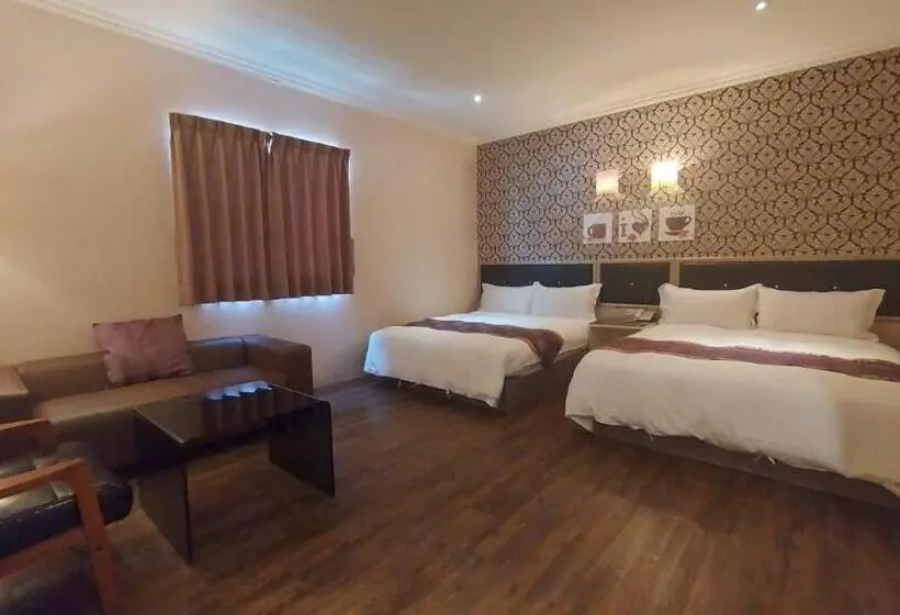 اتاق استاندارد چهار تخته, Jungle City Motel