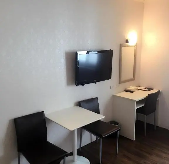 اتاق اکونومی, Jungle City Motel