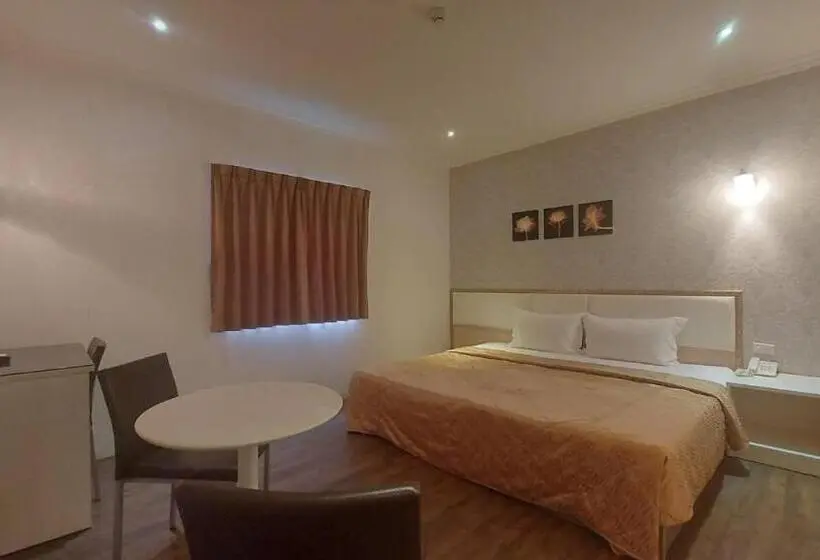 اتاق اکونومی, Jungle City Motel