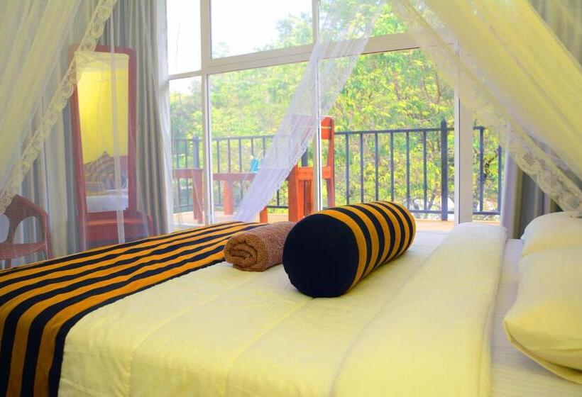 Habitación Triple Estándar, Alrich Ella