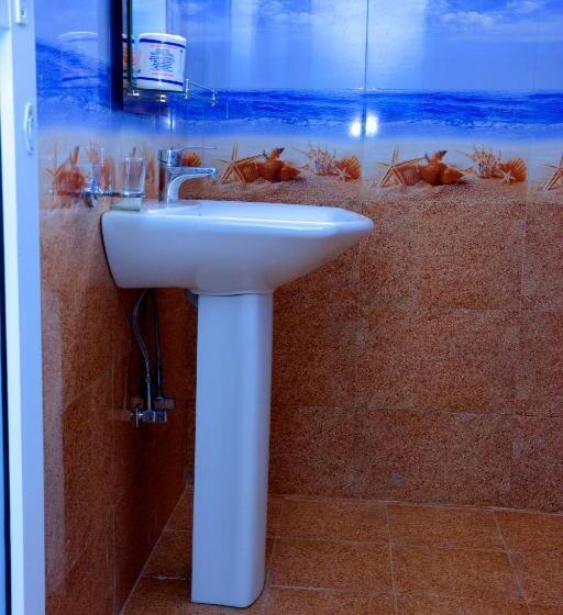 Habitación Familiar, Alrich Ella