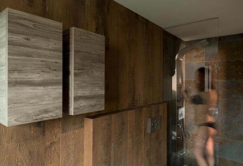 جناح جونيور مزوَّد بشرفة, Bhavantù