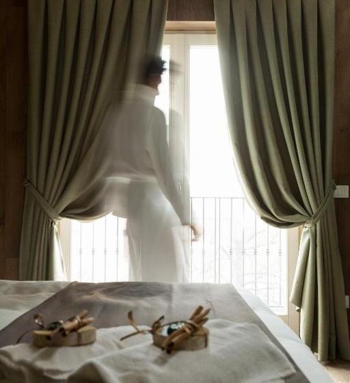 جناح جونيور مزوَّد بشرفة, Bhavantù