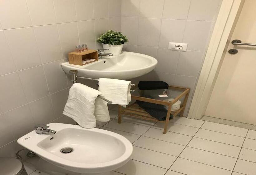 اتاق استاندارد یک نفره, Myroom In Town