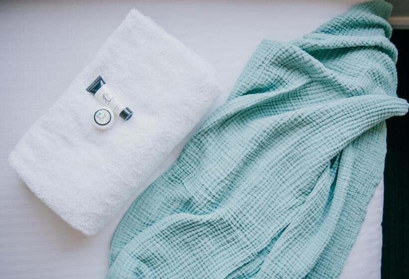 اتاق استاندارد سه نفره, Gunyah