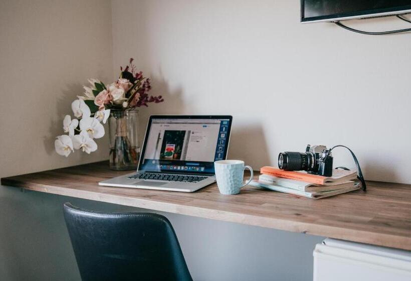 اتاق استاندارد سه نفره, Gunyah