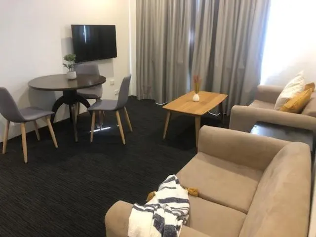 Suite with lake view, Gunyah